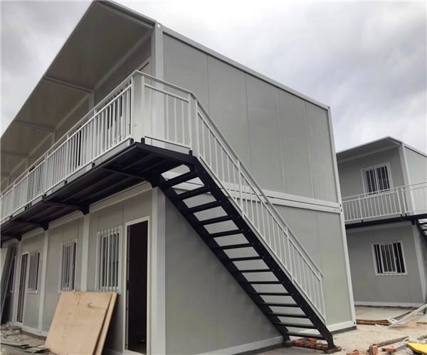 集成房屋是屬于長久性的住宅，使用壽命應(yīng)該在70年以上，再者就是輕鋼集成房屋結(jié)構(gòu)特別的穩(wěn)定